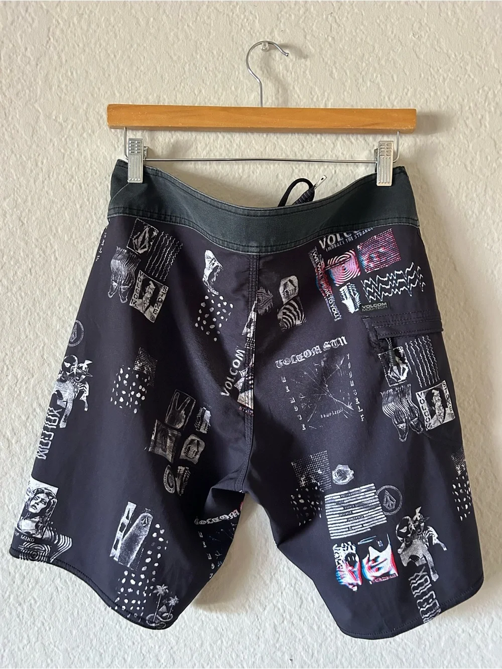 Volcom Men’s Black Graphic Patch-Print Boardshorts